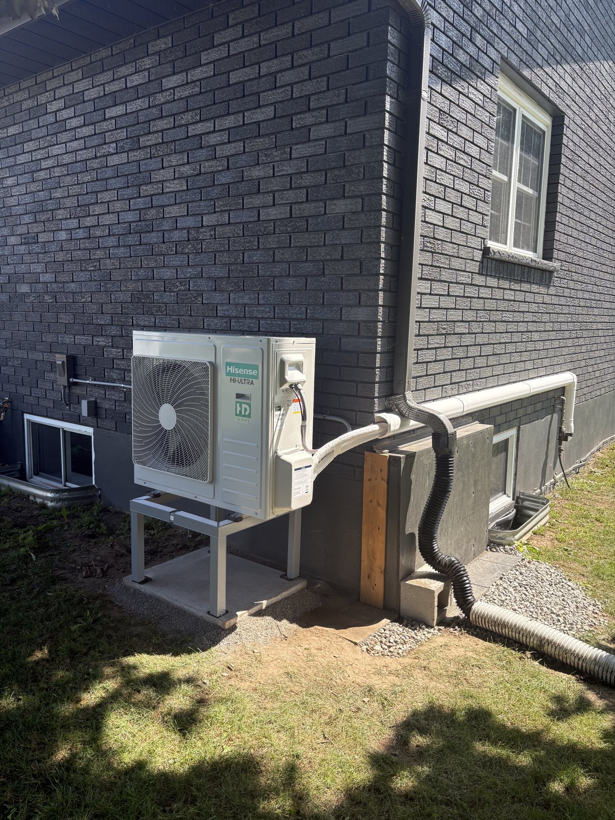 Raised outdoor heat-pump installation